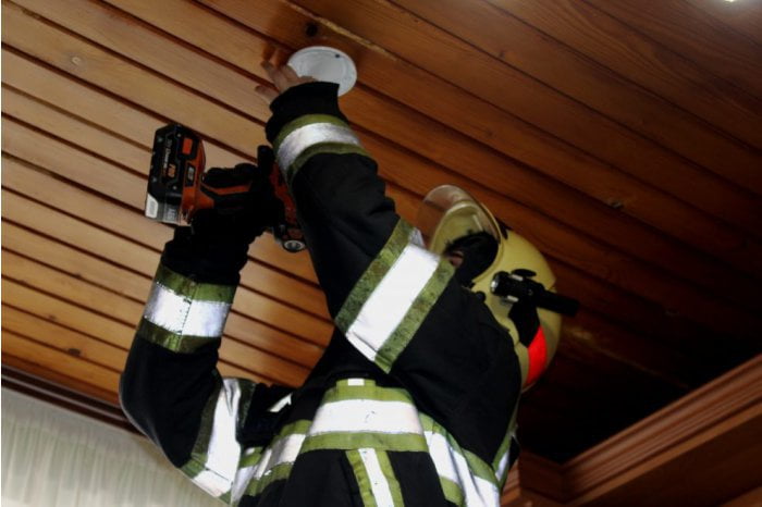EFICIENȚĂ: Pompierii au instalat detectoare de fum în șapte localități ale țării