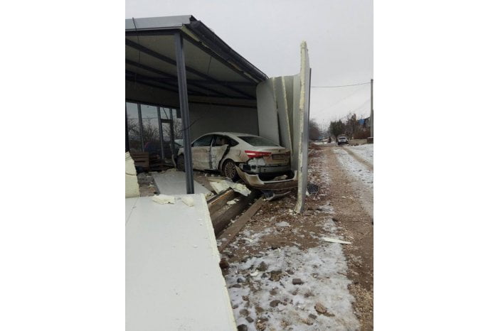 LA UN PAS de tragedie: Un automobil a intrat într-un magazin din raionul Anenii Noi