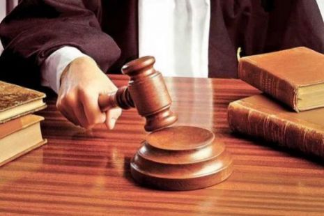 Patru magistraţi care figurează în dosarul „mită pentru judecători”, suspendaţi din funcţie