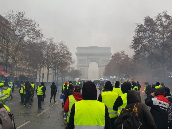 Zeci de protestatari care au participat la violenţele de la Paris au fost condamnaţi