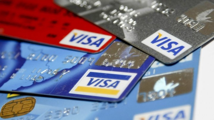 FLAGRANT: Trei tineri au fost reţinuţi după ce au comis mai multe furturi de pe carduri bancare