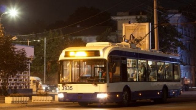 ATENȚIE! Troleibuzul numărul 8 va circula în Chișinău până după miezul nopții