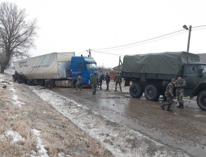 Militarii Armatei Naţionale vin în ajutorul șoferilor, pe drumurile din ţară