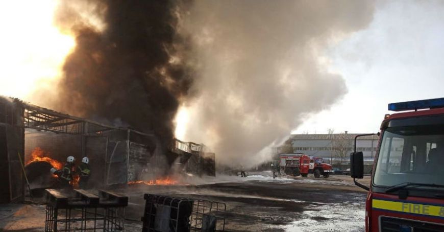 ALERTĂ! Incendiu la un depozit cu materiale combustibile din preajma oraşului Vulcăneşti