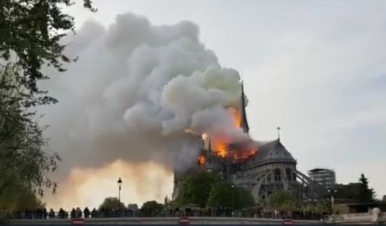 Incendiu de proporţii la Catedrala Notre-Dame din Paris. Pompierii, trimişi în număr mare la faţa locului