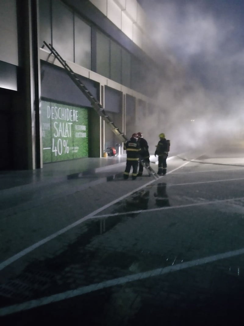 ALERTĂ! Un incendiu puternic, într-un centru comercial din Bălți. A fost necesară intervenția a 50 de pompieri