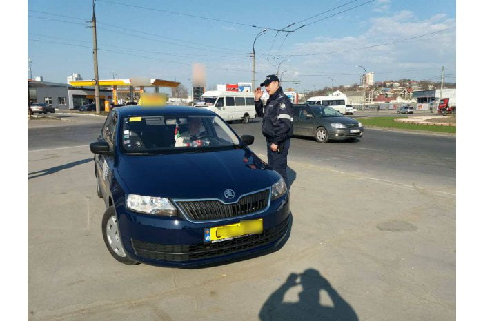 Mai mulţi şoferi de taxi s-au ales cu amenzi în urma unei operaţiunii desfăşurate de poliţie