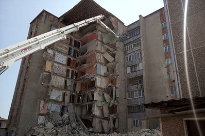 Încep lucrările de demolare a blocului avariat din localitatea Otaci