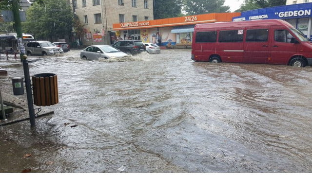 POTOP: Ploaia puternică a lăsat fără curent electric un cartier întreg din Chișinău