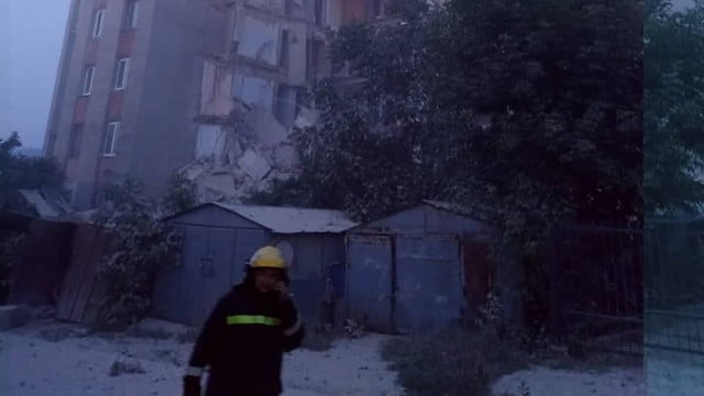 Un bloc de locuit cu 9 etaje s-a prăbușit în orașul Otaci. Pompierii și salvatorii au evacuat locatarii
