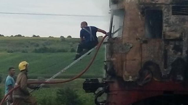 LA UN PAS de tragedie: Trenul de pe ruta Ungheni-Bălți a ars aproape în totalitate