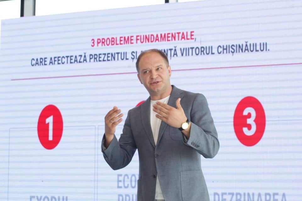 Candidatul Ion Ceban a precizat că, în zona centrală a oraşului ar trebui construite parcări multietajate, pentru a elibera arterele principale de automobilele