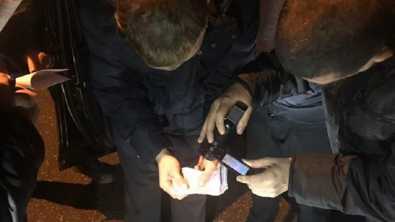 Polițist, reținut în flagrant în timp în timp ce urma să primească mită de 12.000 de euro