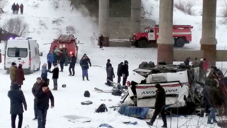 Rusia // Un autobuz cu 40 de pasageri la bord a căzut într-un râu