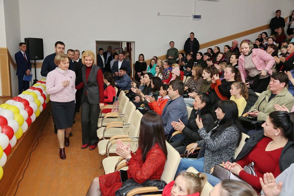 Președintele Parlamentului și bașcanul Găgăuziei, Irina Vlah, în vizită la mame cu mulți copii