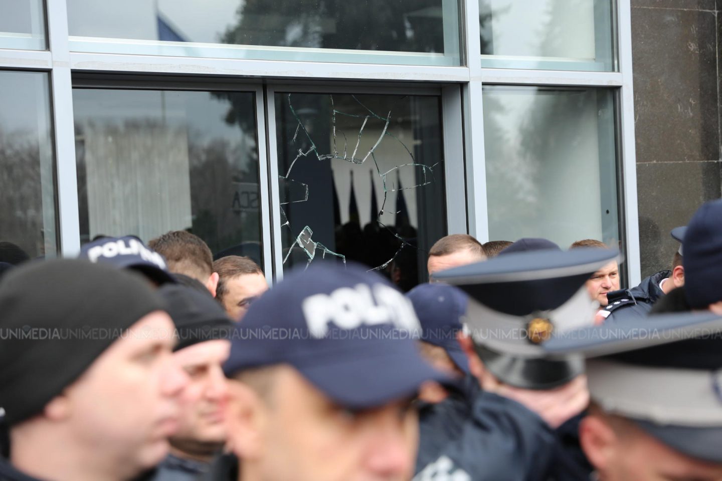 Proces penal, după ce un protestatar a spart ușa guvernului cu un buzdugan