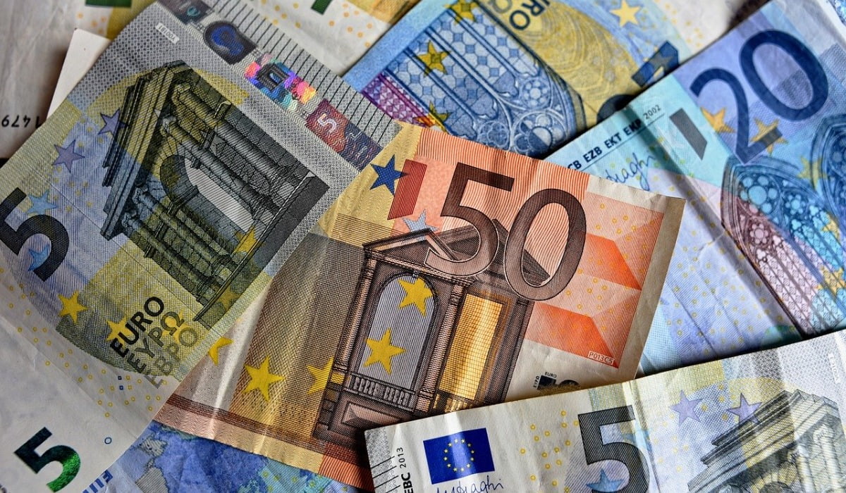 Impozitarea coletelor mai scumpe de 100 euro se va face din 1 mai 2021