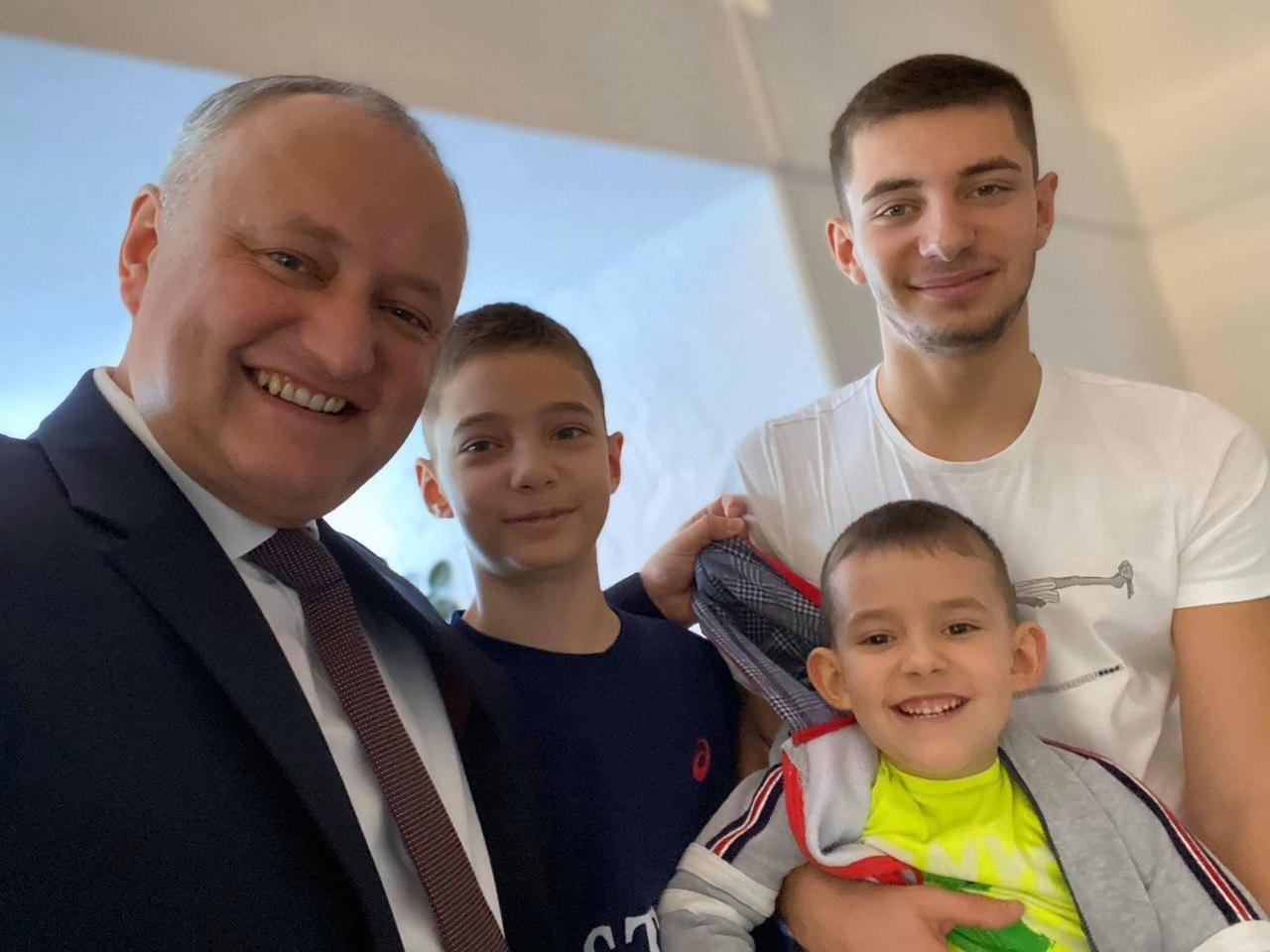În familia președintelui Igor Dodon, vacanța copiilor a început cu un selfie: „Sănătate tuturor!”