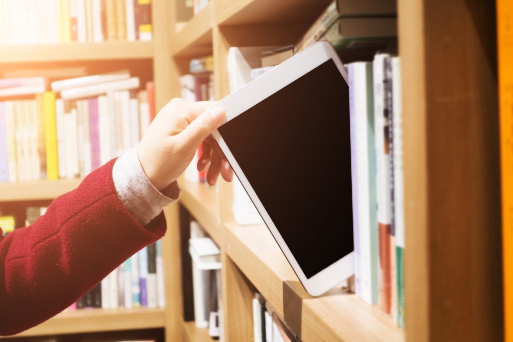 Primarul Capitalei a anunțat lansarea unei biblioteci digitale pentru organizarea învățământului la distanță