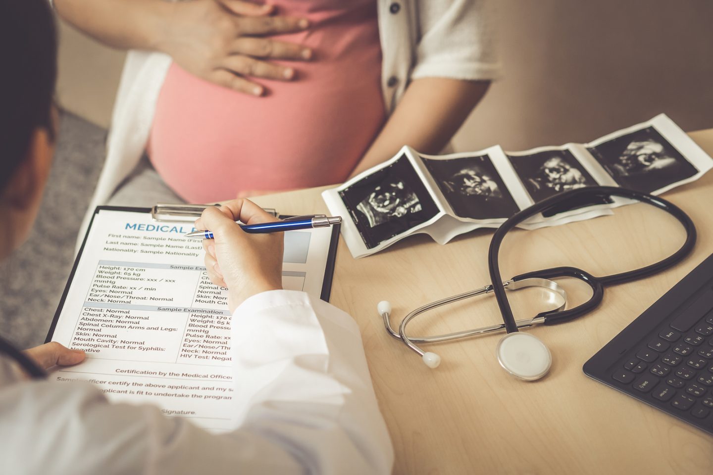 O femeie însărcinată a fost tratată de COVID-19 de către medicii moldoveni
