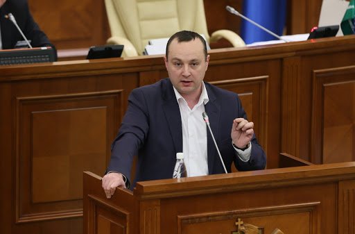 Vlad Vatrîncea: Din cauza comportamentului barbar al colegilor de dreapta au fost deteriorate mai multe elemente electronice  de la tribuna Parlamentului