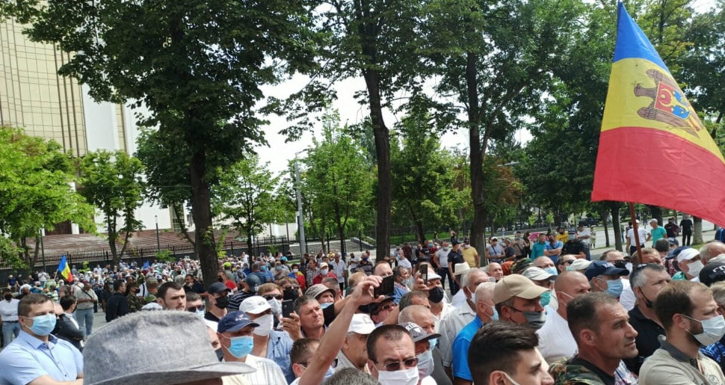 Cine sunt pretinșii veterani din spatele protestelor din Chișinău