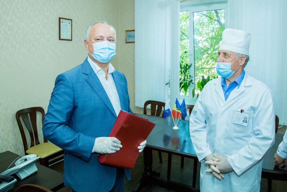 Igor Dodon le-a mulțumit medicilor de la Telenești pentru eforturile depuse și le-a înmânat Diplome de Onoare ale Președintelui