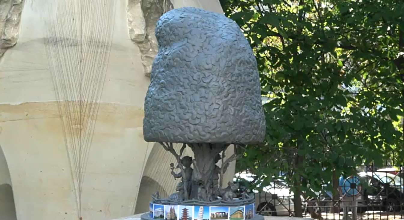 Ion Ceban alături de Spiridon Vangheli la lansarea conceptului pentru sculptura „Cușma lui Guguță”
