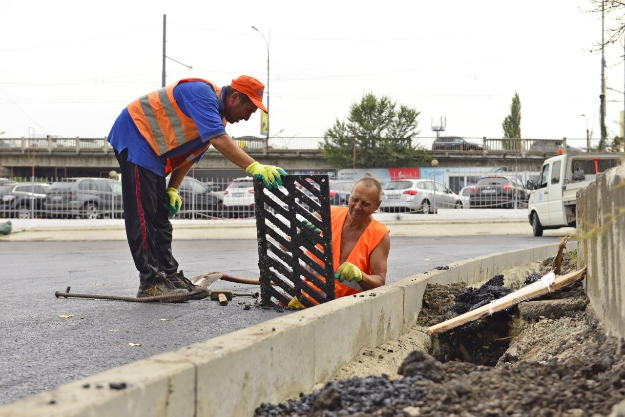 Ion Ceban, în inspecție pe șantierul de la Albișoara. Mai multe porțiuni de asfalt vor fi supuse analizei de laborator