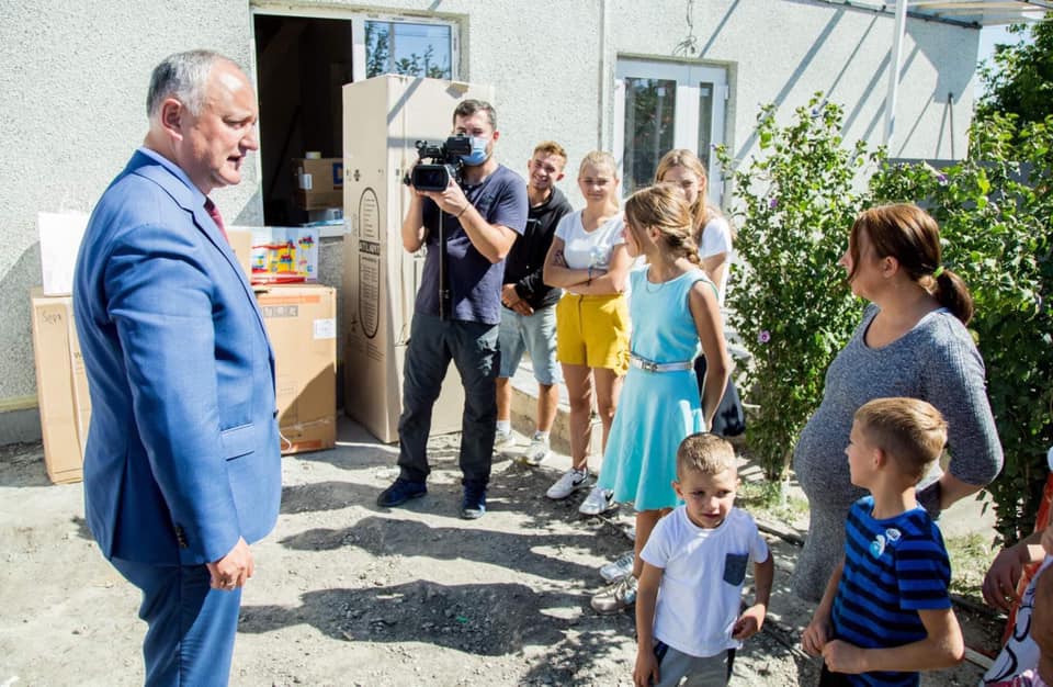 Familia cu nouă copii din Drochia, care a rămas fără locuință după un incendiu, vizitată de președintele Dodon