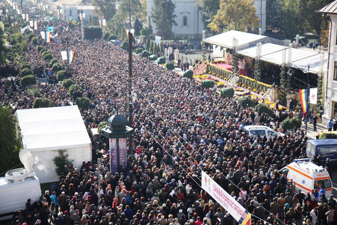 VIDEO // Îmbrânceli cu jandarmii la Iași. Sute de enoriași forțează intrarea în curtea Mitropoliei pentru a se închina moaștelor Sfintei Parascheva