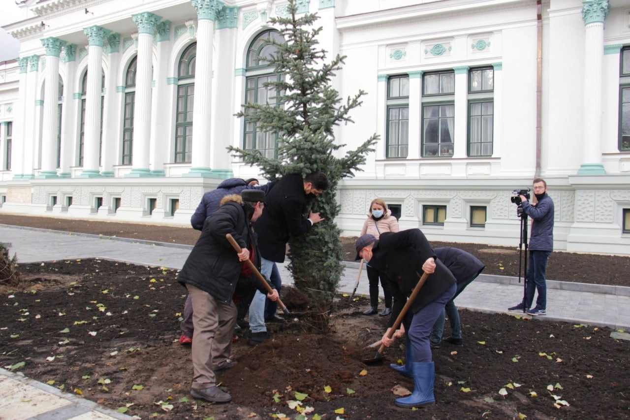 Ion Ceban a plantat copaci în scuarul „Mihai Eminescu”: Odată cu venirea primăverii acesta va fi plin de viață