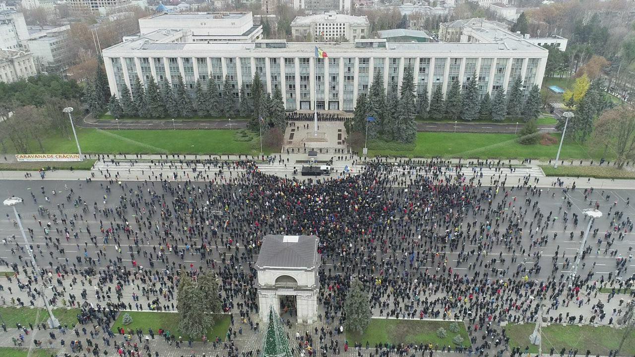 Dodon face aluzii că la protestul Maiei Sandu au participat aceeași oameni, ca la protestul lui Vladimir Plahotniuc