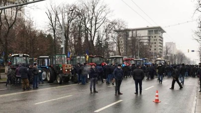 VIDEO// Fermierii din nou au blocat circulația pe principala arteră a orașului